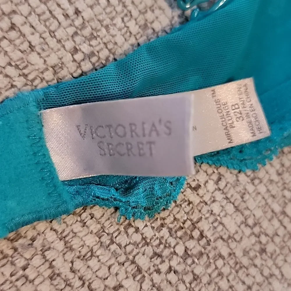 Victoria's Secret Miraculous Plunge Bra - Picture 6 of 9